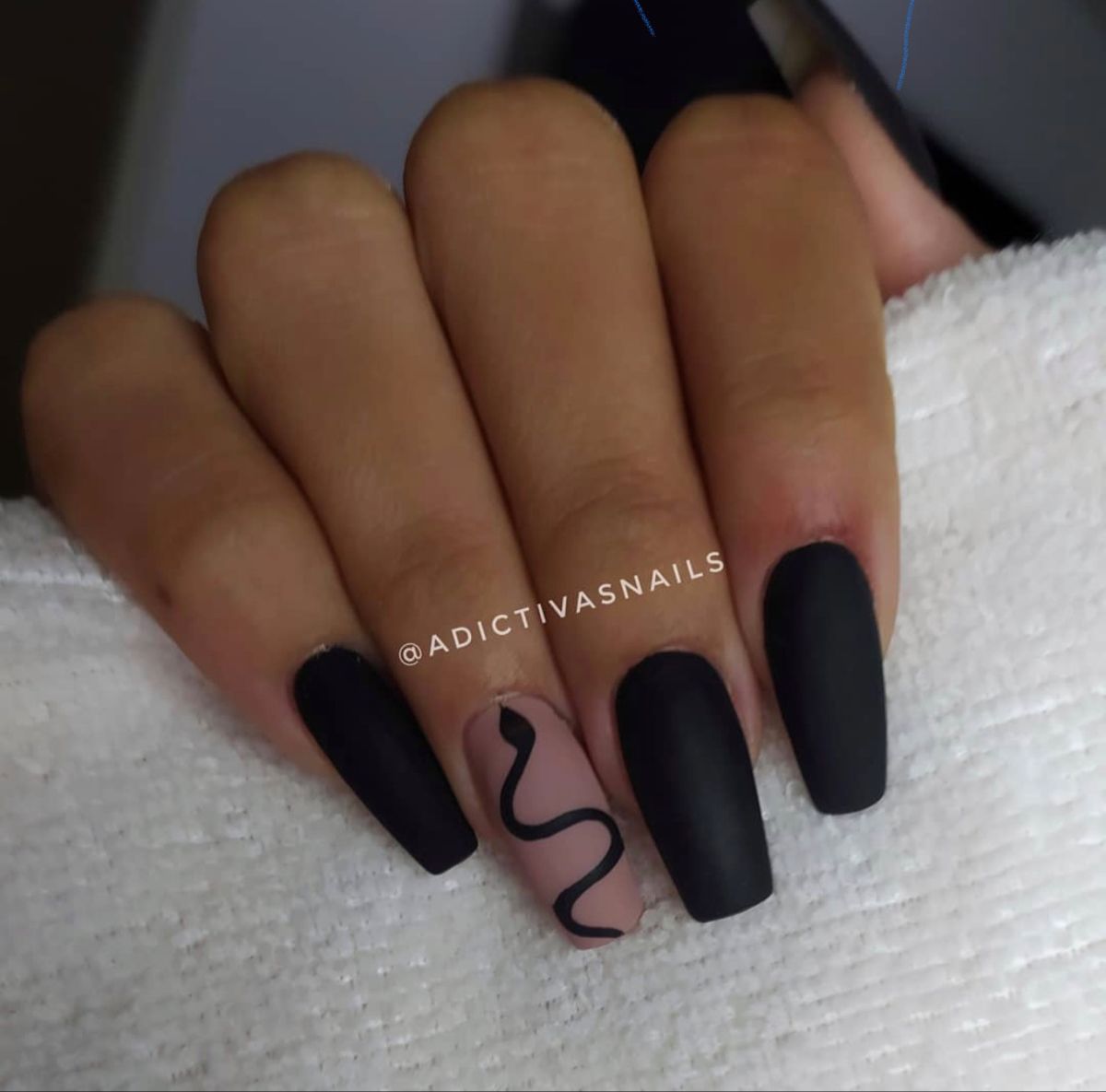 Featured image of post Black Acrylic Nails Snake